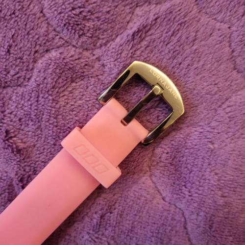 ( 4 ) 粉紅色矽膠錶帶連扣。18mm。