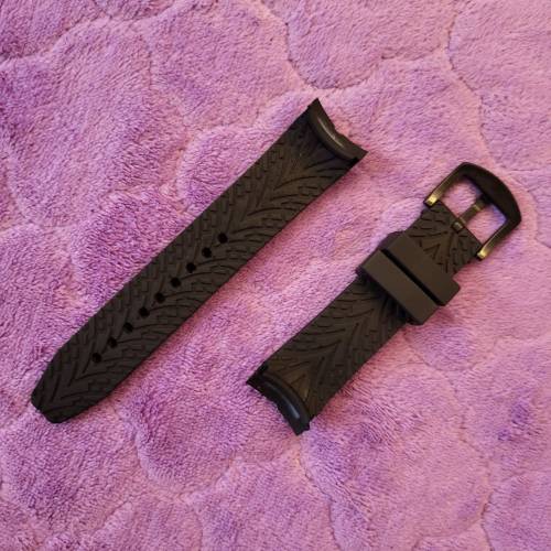 ( 8 ) 黑色矽膠錶帶連扣。22mm。