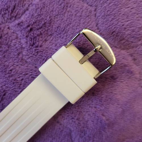 ( 9 ) 白色矽膠直身錶帶連扣。22mm。