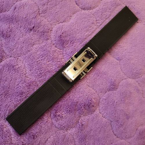 ( 10 ) 黑色扁身矽膠錶帶。連蝴蝶扣。22mm。