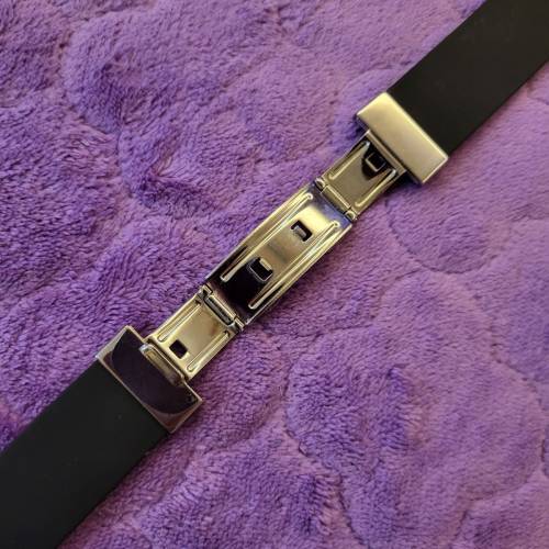 ( 10 ) 黑色扁身矽膠錶帶。連蝴蝶扣。22mm。