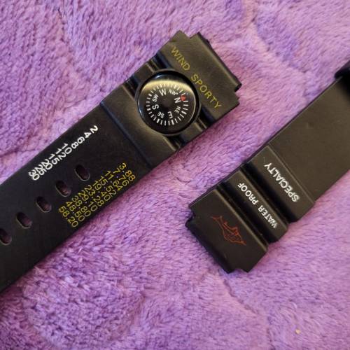 ( 14 ) 黑色膠錶帶連扣。附指南針。16mm。