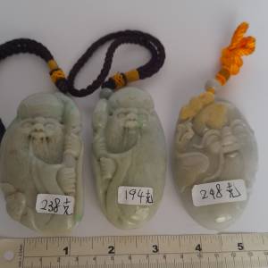 翡翠A玉長約三點五吋壽星公手把件，好工圓滑好手感。原價每個1380,現減售880元。兩...