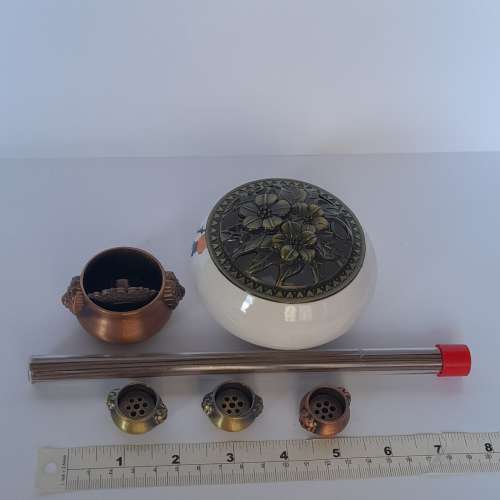 清理存貨。 一手一個瓷爐四個銅爐加一筒沉香枝。共售二百元。no.W8.5.25
