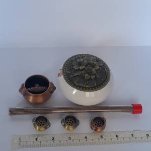 清理存貨。 一手一個瓷爐四個銅爐加一筒沉香枝。共售二百元。no.W8.5.25