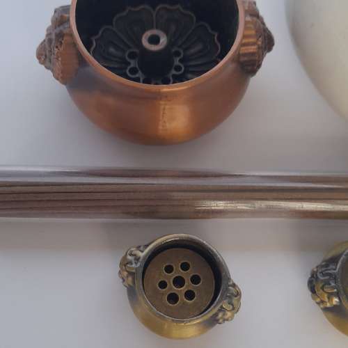 清理存貨。 一手一個瓷爐四個銅爐加一筒沉香枝。共售二百元。no.W8.5.25