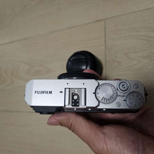 出售 富士 fujifilm x-e4 xe4 連fujinon 18mm F2