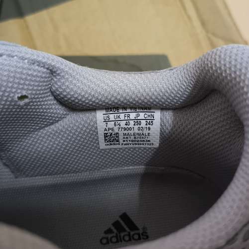 全新 Yeezy 700男女款 40碼25cm