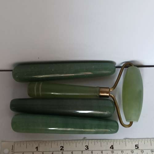 一手四條長约4吋東陵玉按摩棒， 清理古舊存貨四條共售160元。 no.D10.6.25