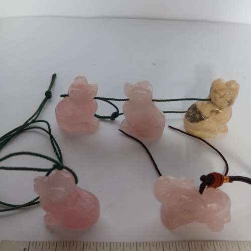一手五只高约1.5吋粉晶狗/象，瑪瑙貓小擺件，亦可诈手把件/吊件用，清理古舊存貨五...