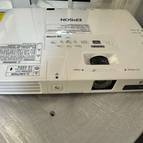 超輕薄小型投影機3,000 流明 EPSON EB-1775W Projector