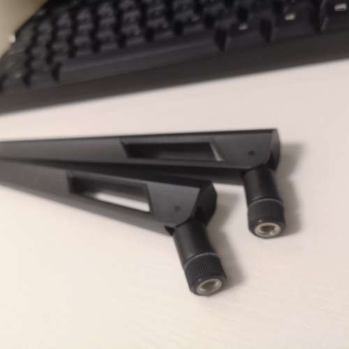 Router 天線  detachable antennas x 2  (WIFI 網卡 合用）