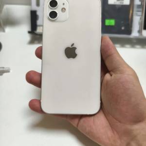 iPhone 12 256G，健康度100 ％，使用流暢。