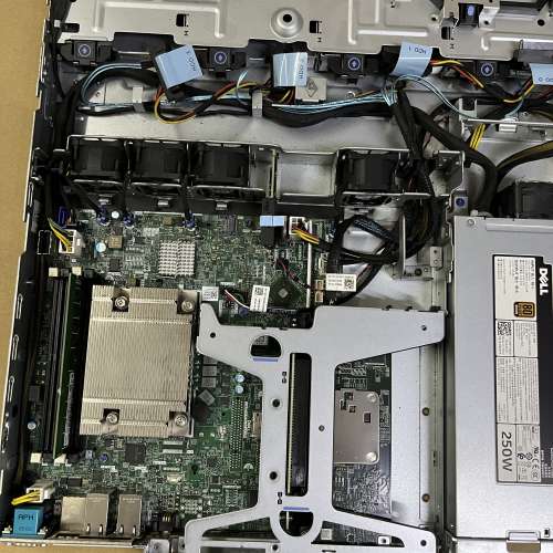 戴尔R240 3.5寸4盘位 CPU:E-2224.內存16GB