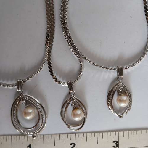 一手五只 日本人做養 珠吊咀， 配上16吋銅鏈，清理古舊存貨五套共售150元。 no.D14...