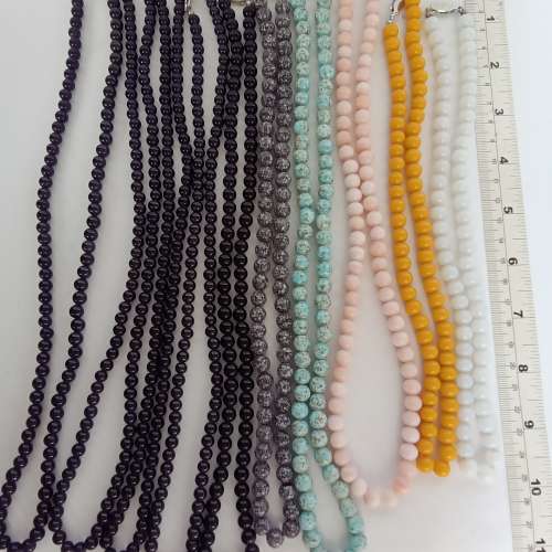 一手十條日本玻璃珠頸鏈，6/8mm，24/18寸如照片顯示。清理舊存貨十條共售500元，單...