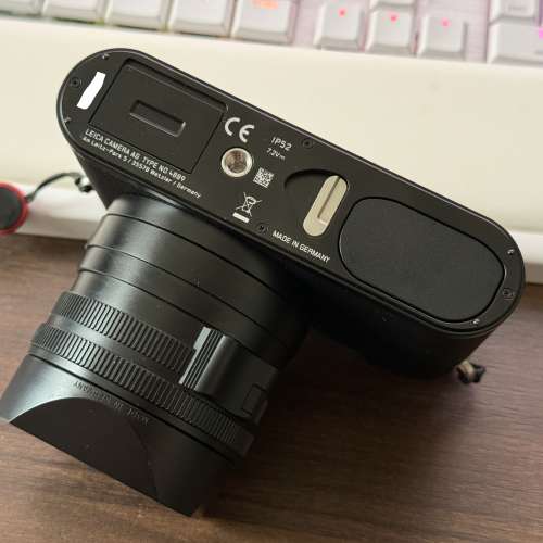 95% New Leica Q2 有原裝盒 , 跟原裝配件  , 另跟 Leica Thumb Support + JJC filter