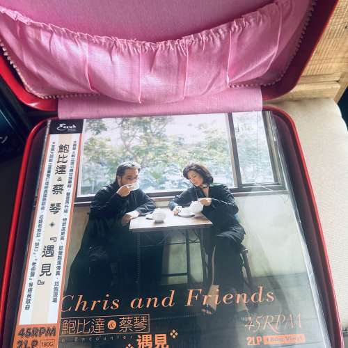 出售 中古手提喼一個，正方形設計，整體約八成新，呢個尺寸而家最適合放黑膠唱片，...