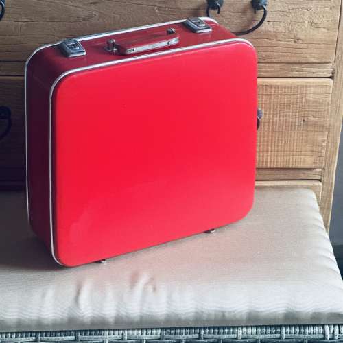 出售 中古手提喼一個，正方形設計，整體約八成新，呢個尺寸而家最適合放黑膠唱片，...