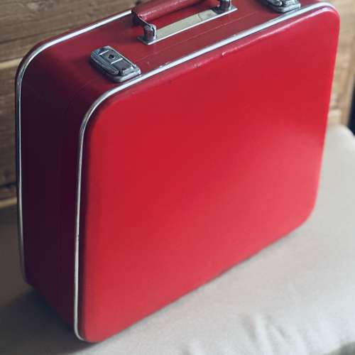 出售 中古手提喼一個，正方形設計，整體約八成新，呢個尺寸而家最適合放黑膠唱片，...