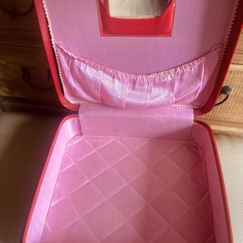 出售 中古手提喼一個，正方形設計，整體約八成新，呢個尺寸而家最適合放黑膠唱片，...