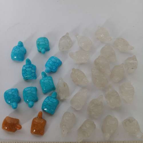 一手30隻水晶/松石/黃玉龜仔小擺件，長約 20mm，30隻共售300元。清理舊存貨歡迎出...