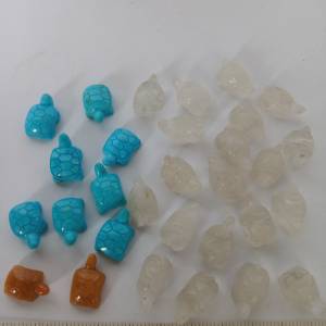 一手30隻水晶/松石/黃玉龜仔小擺件，長約 20mm，30隻共售300元。清理舊存貨歡迎出...