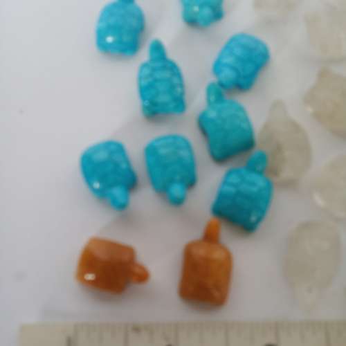 一手30隻水晶/松石/黃玉龜仔小擺件，長約 20mm，30隻共售300元。清理舊存貨歡迎出...