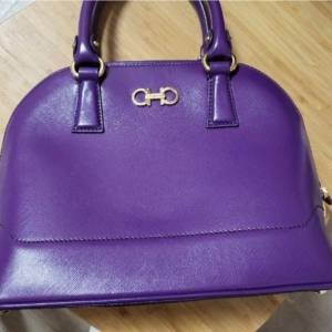 藍色Prada/紫色Salvatore Ferragamo/啡色Loewe 手袋