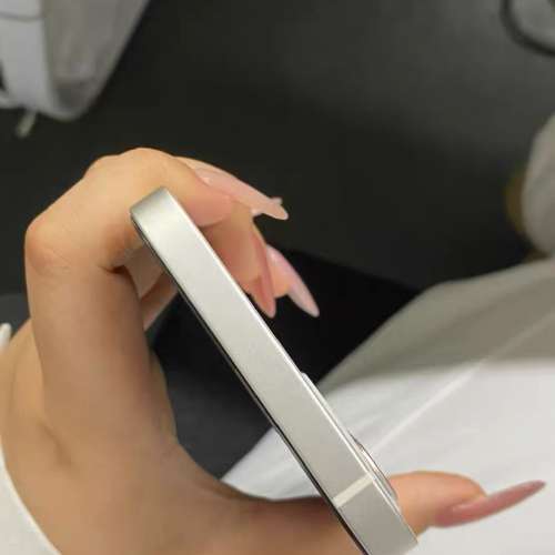 iPhone 12 256G，健康度100 ％，使用流暢。