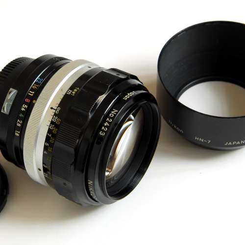 Nikon 85mm f1.8 Nippon Kogaku Nikkor-H non-AI with  HN-7  metal hood