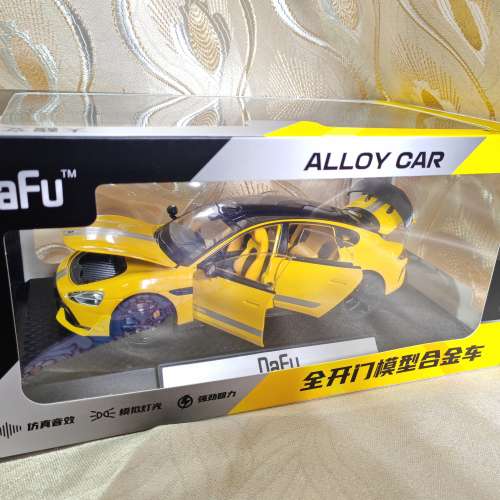 小米Su 7 ultra1：24限量版大尾翼多功能透明禮盒裝車模