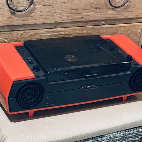 出售National 經典內置喇叭唱盤，使用100v電源，駁電後可轉動及發聲，但𨍭速唔啱，...