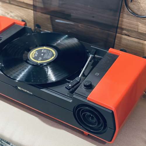 出售National 經典內置喇叭唱盤，使用100v電源，駁電後可轉動及發聲，但𨍭速唔啱，...