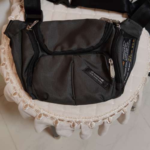 全新未用過Classic Boysac 灰黑色旅行腰袋背包