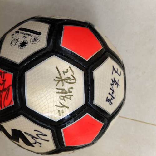 纪念簽名足球