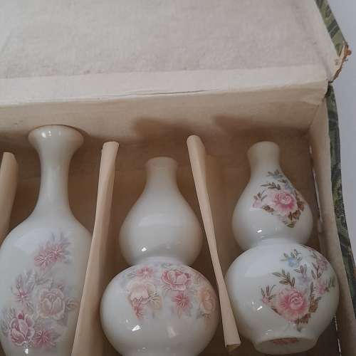 一套五隻超薄瓷花瓶，高約三點五寸。清理舊存貨共售一百八十元。no.W2.6.25