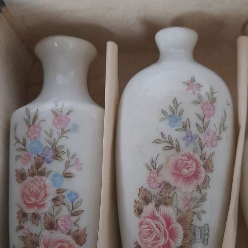 一套五隻超薄瓷花瓶，高約三點五寸。清理舊存貨共售一百八十元。no.W2.6.25