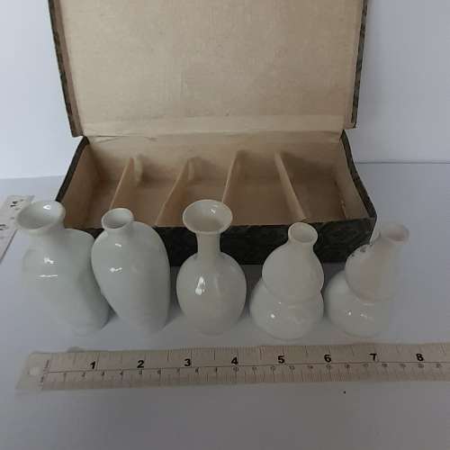 一套五隻超薄瓷花瓶，高約三點五寸。清理舊存貨共售一百八十元。no.W2.6.25