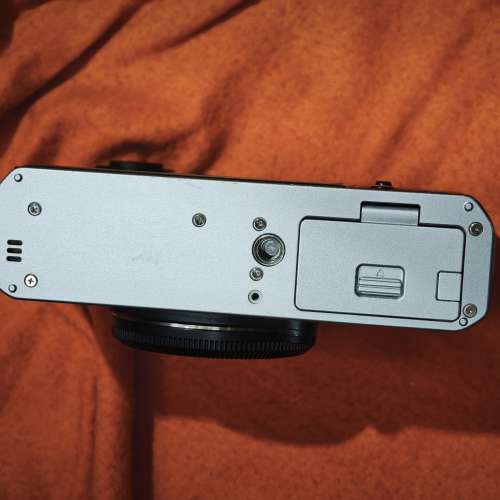 Fujifilm X-E4 銀 富士 XE4 body 機身 95%-98%新，有盒冇單冇證，跟2電1充