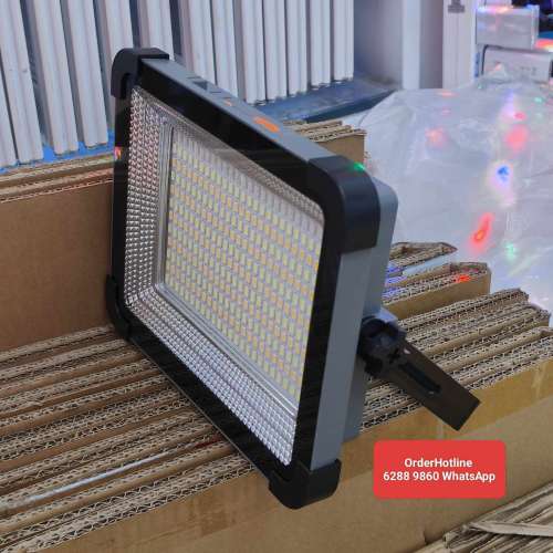 太陽能 LED 大光燈 可以USB充電. 100w. High Power Solar Flood light. Rechargeab...