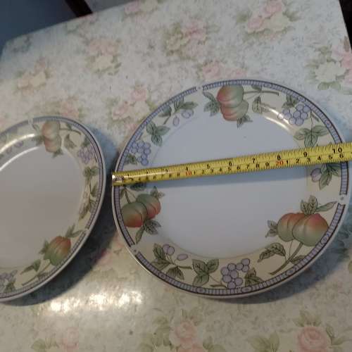 花紋碟2隻（直徑9吋）$50