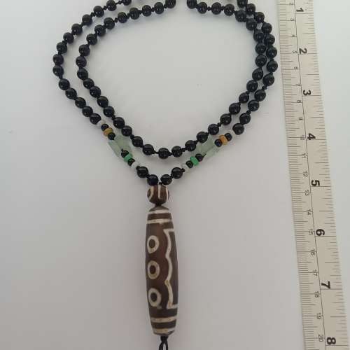 古舊五眼瑪瑙天珠，長約二點五吋，配上精巧26吋黑瑪瑙頸鏈。五方財神加持，得財添...