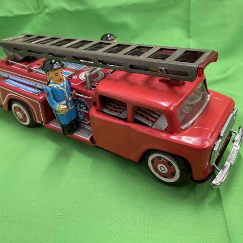 70年代中國鐵皮玩具滅火車消防車欠尾部公仔 只在太子或宋皇台港鐵站交收