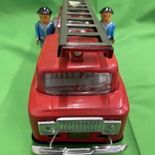 70年代中國鐵皮玩具滅火車消防車欠尾部公仔 只在太子或宋皇台港鐵站交收