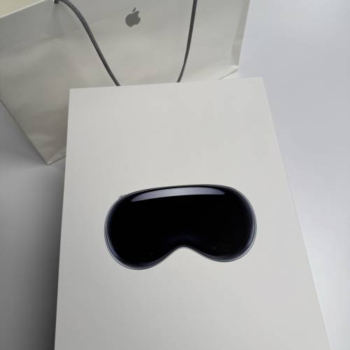 Apple Vision Pro 256GB, Solo Knit Band - M, Dual Loop Band - M, Light Seal - 21W