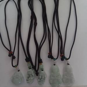 一手五個A玉吊咀連26寸繩頸鏈,包括一寸佛公/貔貅，1.5寸觀音如照片顯示。五個共售3...