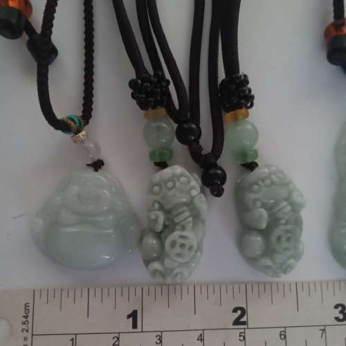一手五個A玉吊咀連26寸繩頸鏈,包括一寸佛公/貔貅，1.5寸觀音如照片顯示。五個共售3...