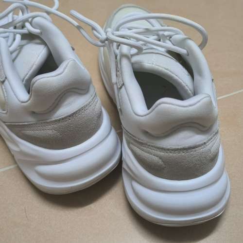 Adidas白鞋 us 7 25cm（落地幾次在公司）