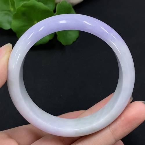 天然玉石紫羅蘭福鐲，圈口58，濃郁紫羅蘭色，見光不失色～無可見紋裂，玉質細膩，完...